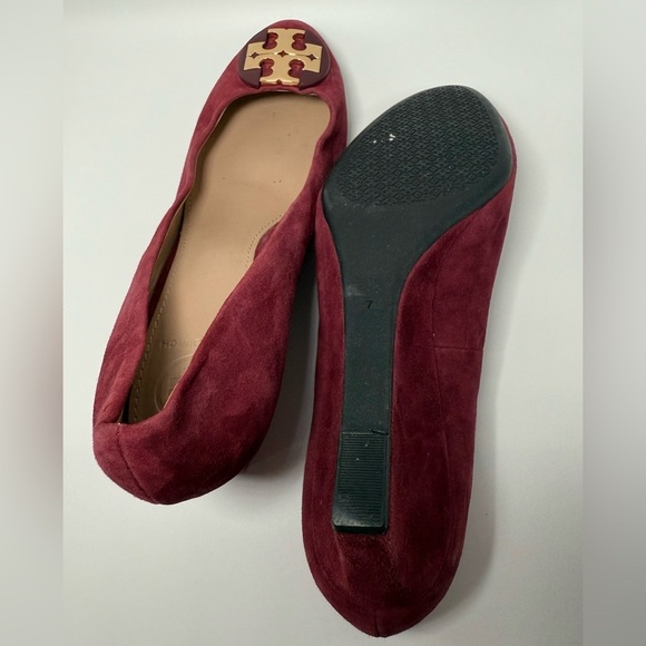 TORY BURCH LUNA EMBELLISHED SUEDE MEDALLION WEDGE HEEL PUMPS SZ 7M - Picture 14 of 15